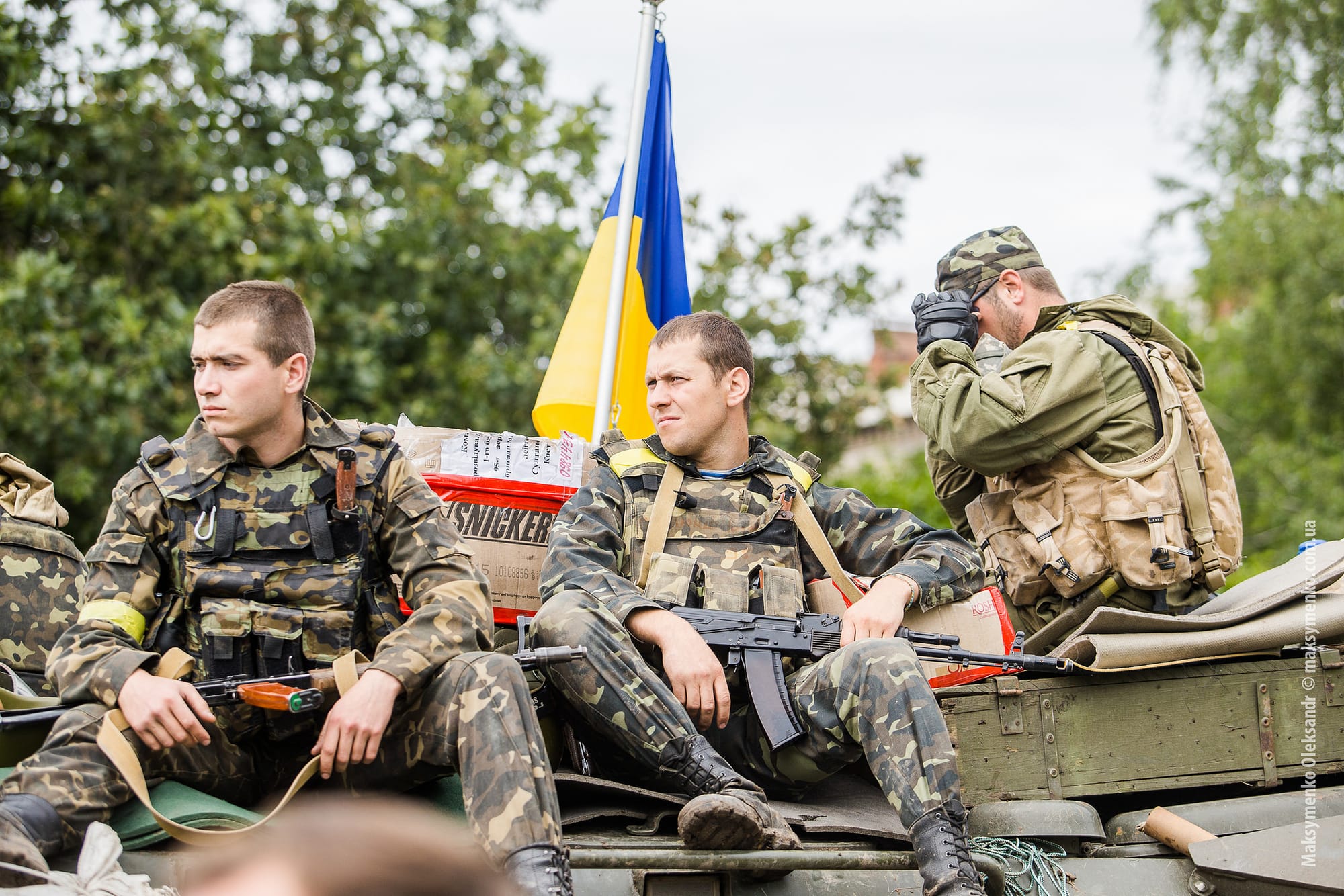 Exposition des Trophées de Guerre Russes : Les Diplomates Face aux Blindés Capturés en Ukraine