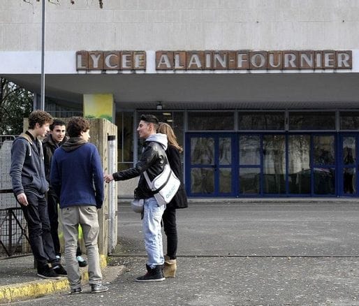 Inquiétudes au Lycée : Des Gélules Mystérieuses Déclenchent une Enquête Policière