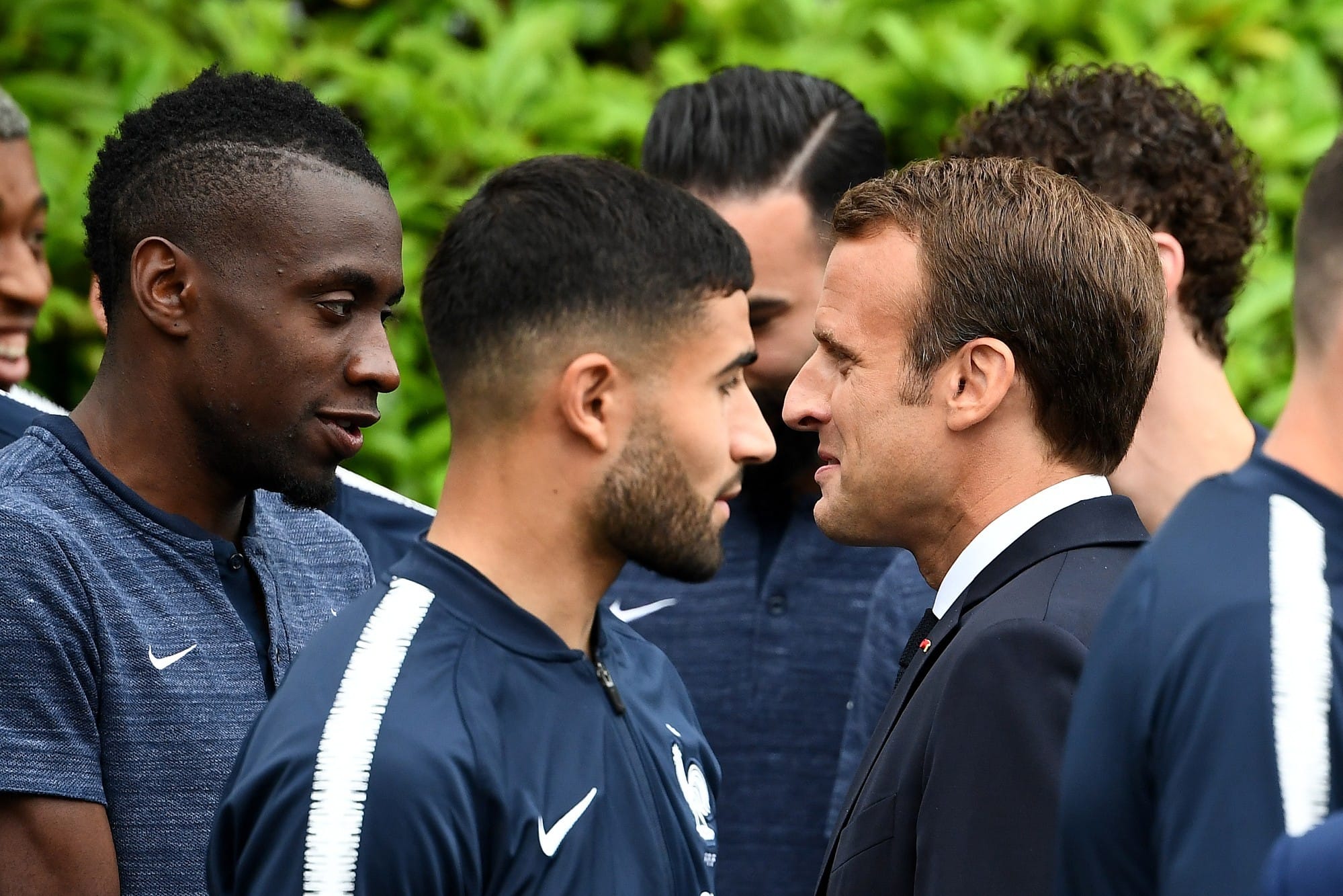 Les Bleus Reçoivent la Visite d'Emmanuel Macron à Clairefontaine