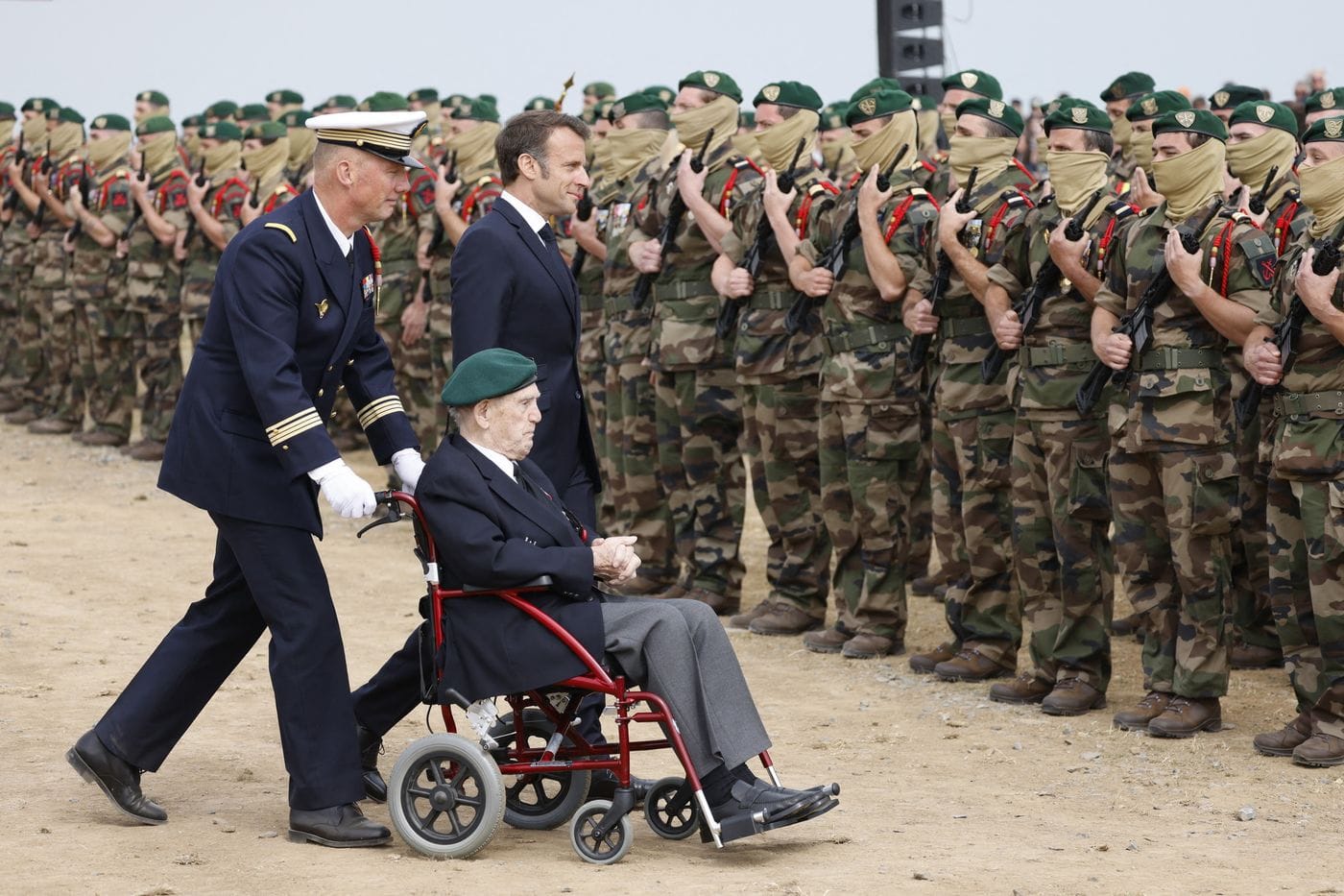 Emmanuel Macron et le 80e Anniversaire du Débarquement : Une tribune médiatique controversée ?