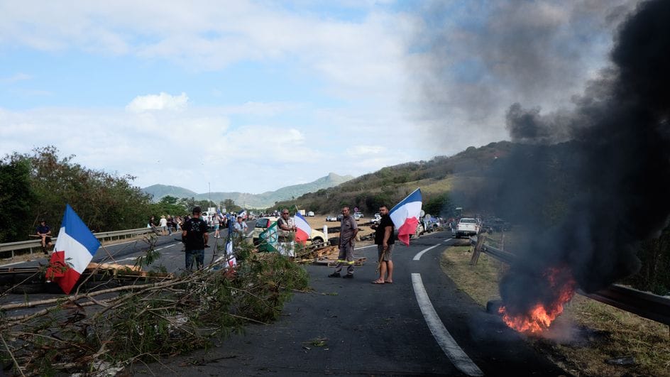 Manifestants brandissant des drapeaux kanaks à Nouméa