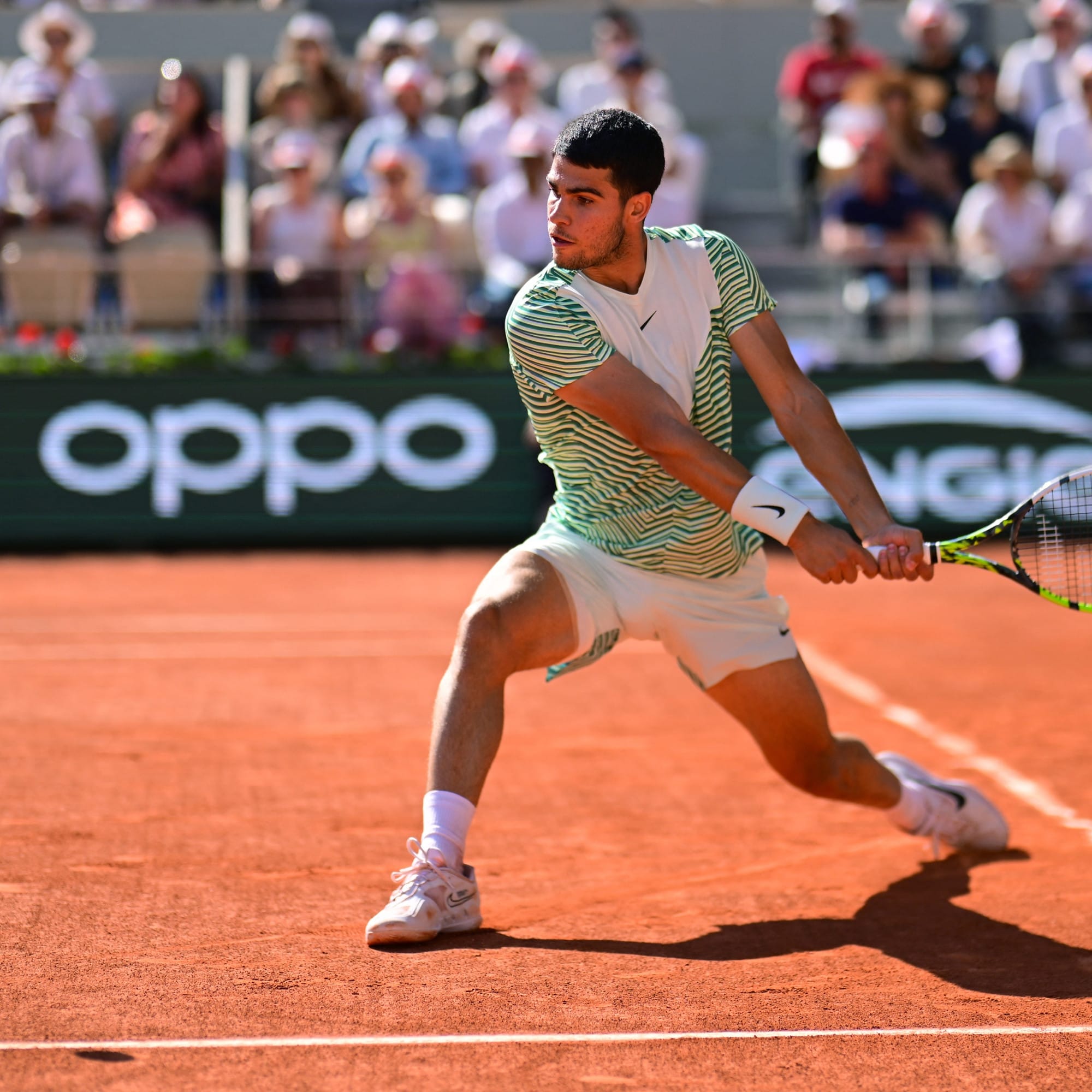 Roland-Garros : Tsitsipas Fait Sensation, Swiatek et Alcaraz en Quarts sans Faute